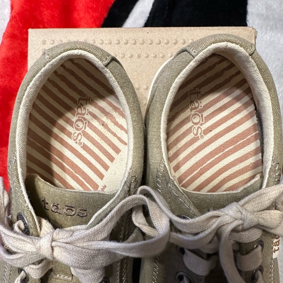 Gently used (for two weeks) army green Taos sneakers - Picture 2 of 8
